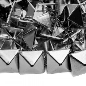 100 clous tapissier pyramide nickelé 17x17mm